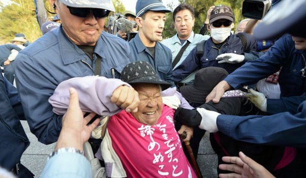 海保、船長の胸ぐらつかむ 市議視察船を一時拘束/Repression Japanese style